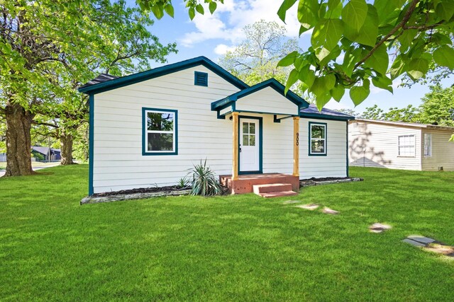 bungalow featuring a front yard