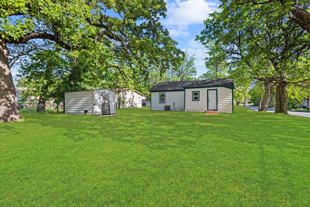 view of yard featuring an outdoor structure