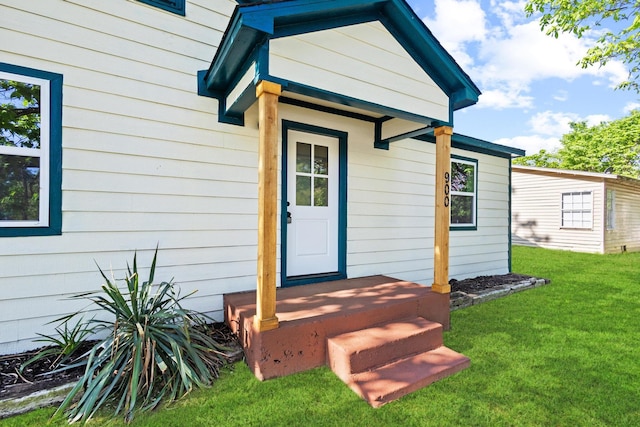 property entrance featuring a yard