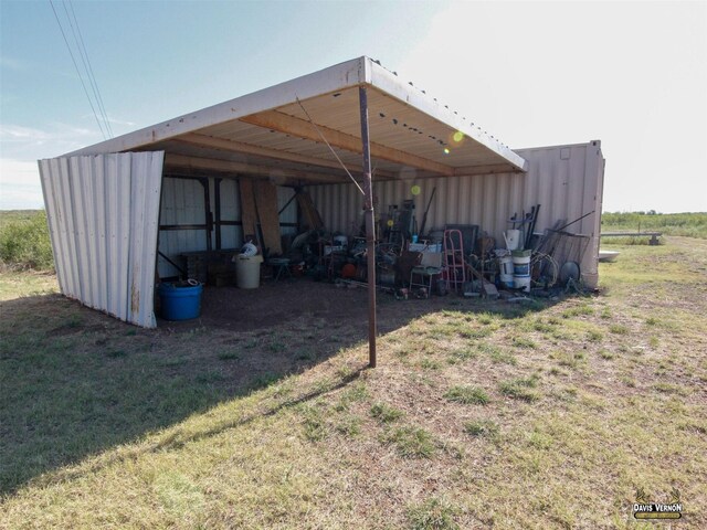 view of pole building featuring a lawn
