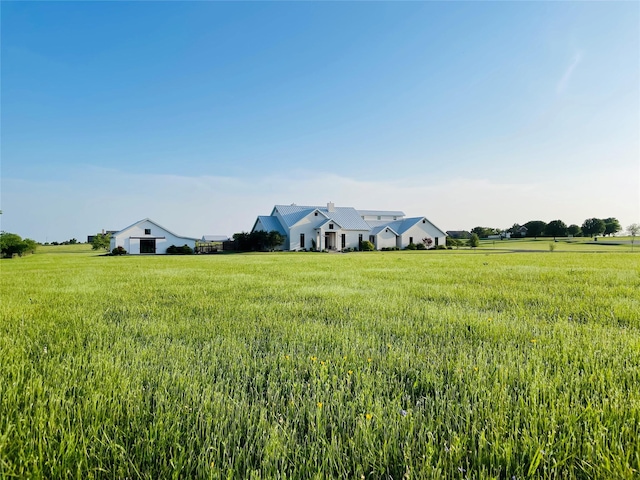 view of yard featuring a rural view