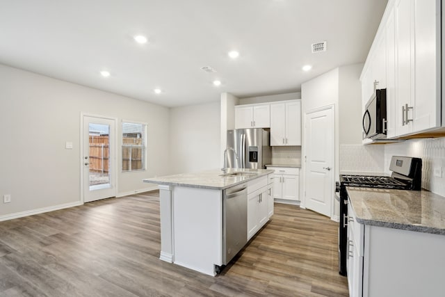 419 Bertney Dr, Princeton, TX 75071 - kitchen with a sink, stainless steel appliances, light wood-style floors, a center island with sink, and backsplash