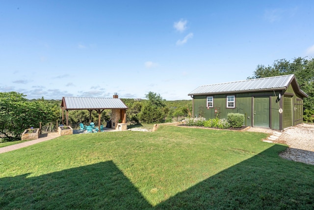 view of yard with an outdoor structure