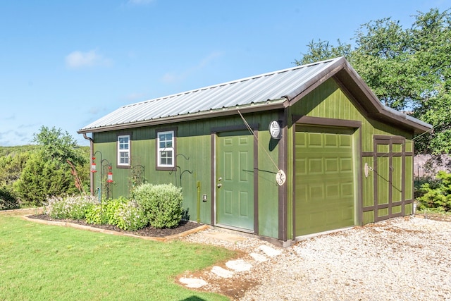 view of outbuilding featuring an outbuilding