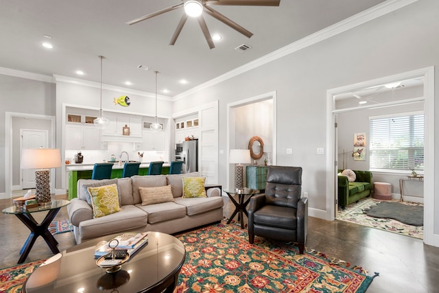 living room featuring concrete flooring, ceiling fan, visible vents, baseboards, and ornamental molding