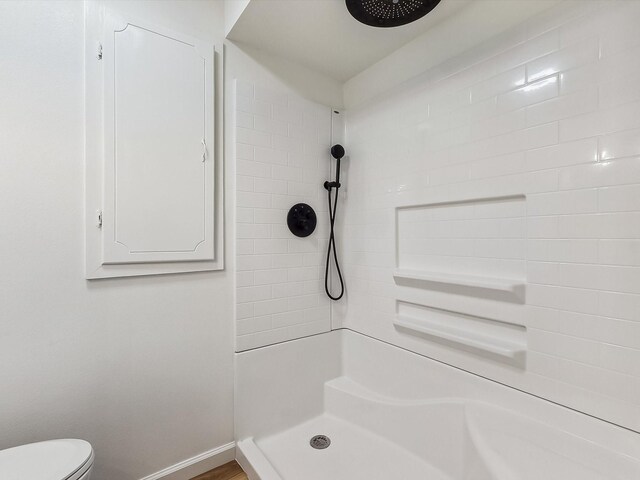 full bathroom featuring toilet and bathing tub / shower combination