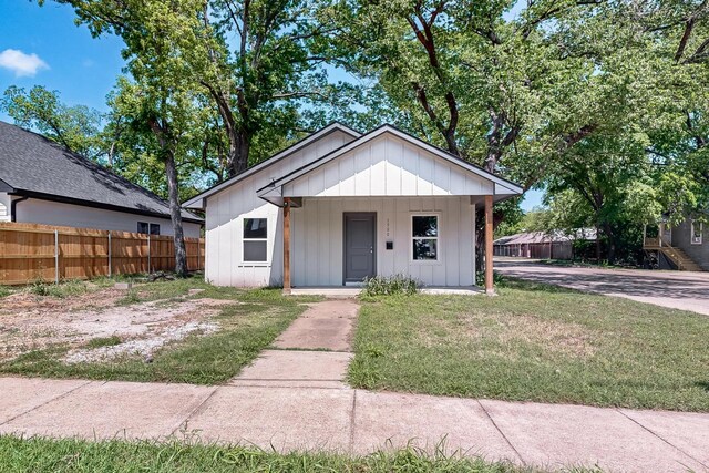 1500 W Collin, Corsicana, TX 75110 - view of front facade with a porch and board and batten siding