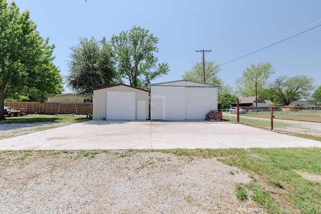 102 S Oak St, Paradise, TX 76073 - detached garage featuring concrete driveway