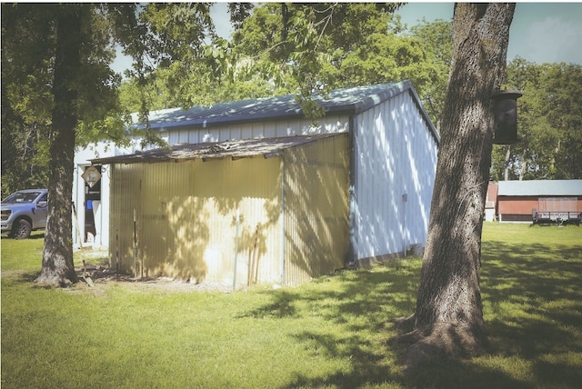 view of outdoor structure featuring an outbuilding