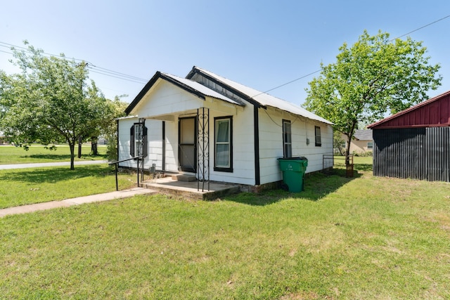 view of front of home featuring a front yard