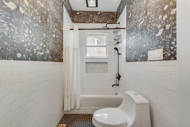 123 S Rosemont Ave, Dallas, TX 75208 - bathroom featuring tile walls, wallpapered walls, shower / bath combination with curtain, a wainscoted wall, and toilet