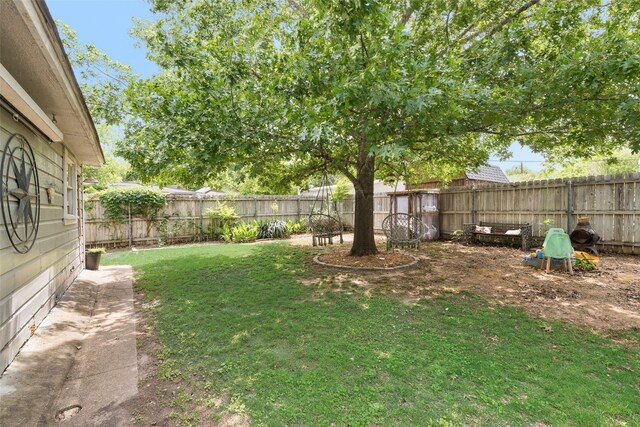 view of yard featuring a fenced backyard