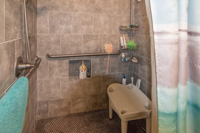 full bathroom featuring a tile shower