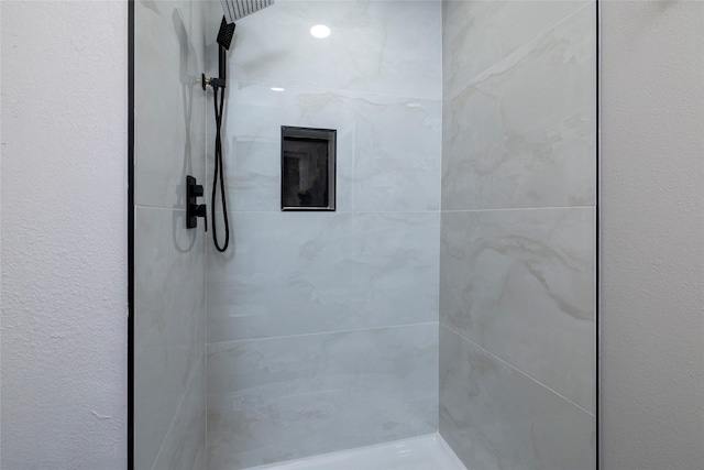 full bath with tiled shower