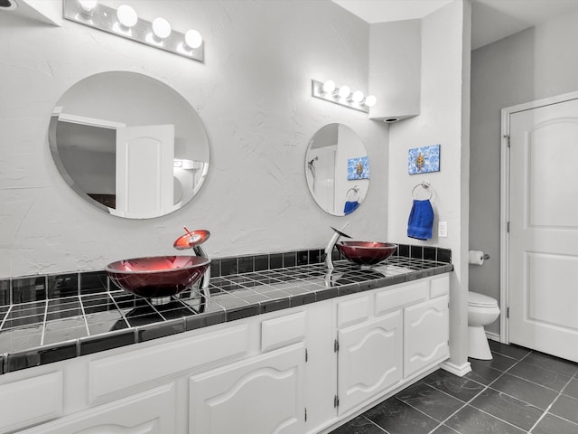 2024 Crestside Dr, Carrollton, TX 75007 - full bathroom featuring vanity and toilet