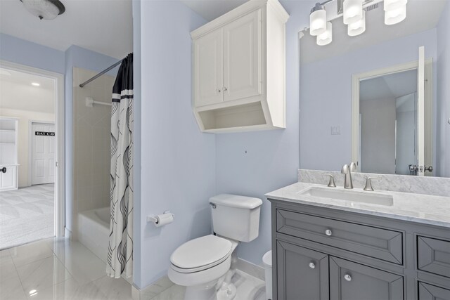 bathroom with baseboards, shower / bath combo, toilet, and vanity