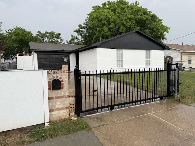 2726 Kellogg Ave, Dallas, TX 75216 - view of gate with a fenced front yard and a lawn