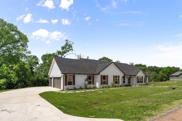 206 Splitrail Dr, Mabank, TX 75143 - modern inspired farmhouse featuring concrete driveway, a front yard, a shingled roof, and a garage