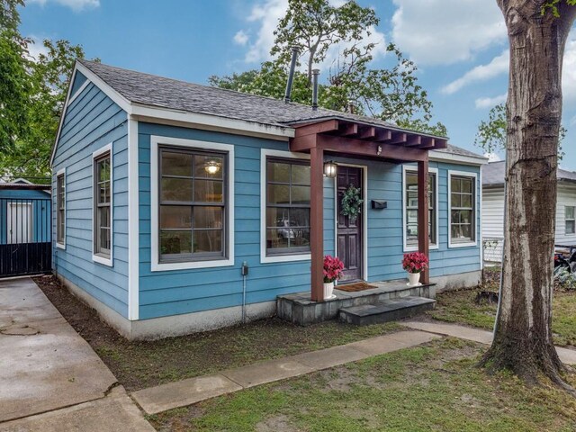 1727 Melbourne Ave, Dallas, TX 75224 - living area with crown molding, ceiling fan, baseboards, and wood finished floors
