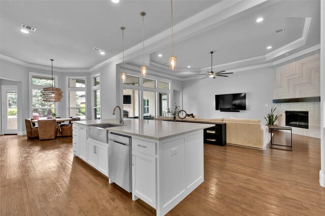 kitchen featuring a sink, dark wood-style flooring, white cabinetry, and visible vents