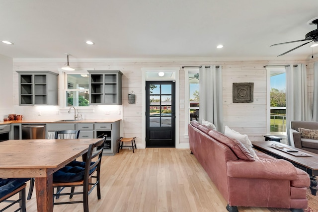 334 Pleasant Acres Rd, Rockwall, TX 75087 - living area with crown molding, recessed lighting, a ceiling fan, and light wood-style floors