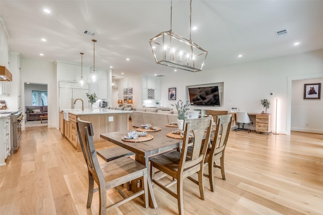 dining area featuring baseboards, visible vents, light wood-style flooring, and recessed lighting