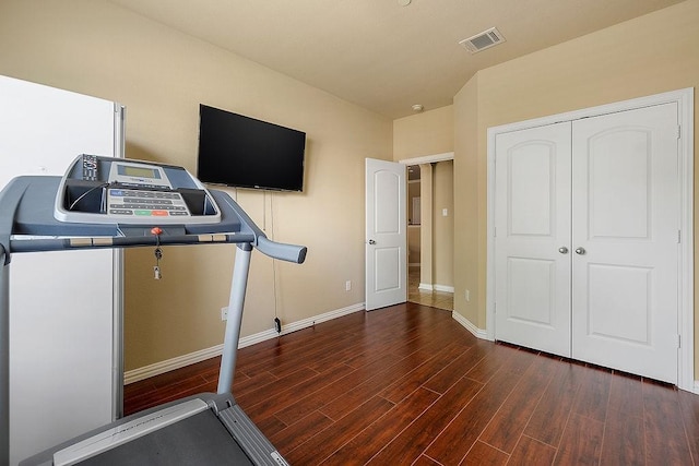 workout room with visible vents, wood finished floors, and baseboards
