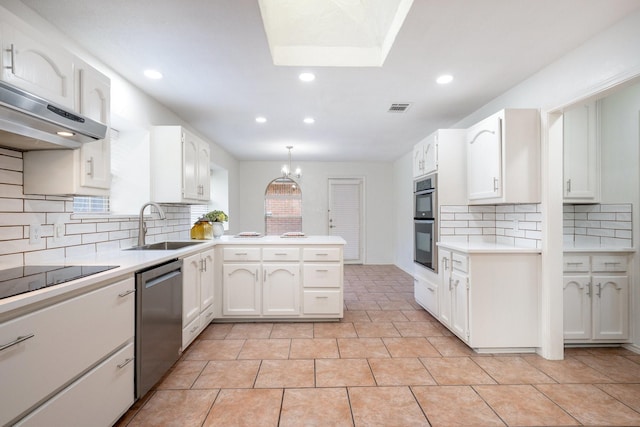 4703 El Brevo Ct, Arlington, TX 76017 - kitchen featuring tasteful backsplash, a sink, visible vents, stainless steel appliances, and a peninsula