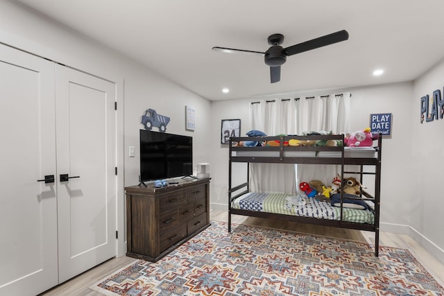 bedroom featuring wood finished floors, ceiling fan, recessed lighting, and baseboards