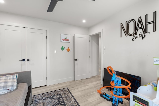 bedroom featuring recessed lighting, wood finished floors, a closet, baseboards, and a ceiling fan