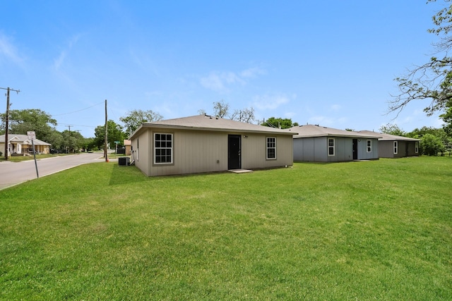932 Dawson St, Waco, TX 76704 - back of house with cooling unit and a lawn