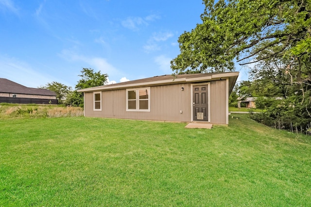 back of house featuring a lawn