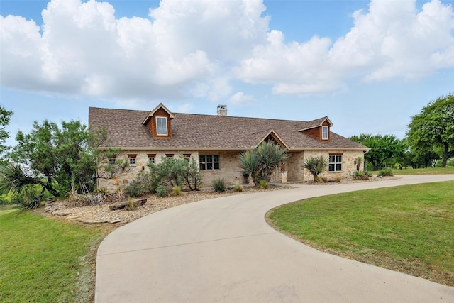 727 S Sugartree Dr, Lipan, TX 76462 - single story home featuring a front yard, stone siding, curved driveway, and a chimney