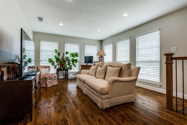 living area with baseboards, visible vents, dark wood-style flooring, and recessed lighting