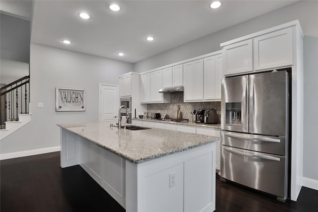 kitchen featuring a sink, stainless steel appliances, baseboards, dark wood-style flooring, and recessed lighting
