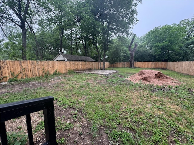 view of yard featuring a fenced backyard