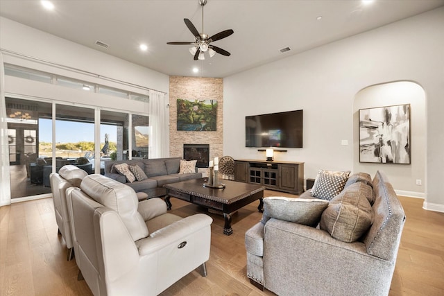 living area with visible vents, ceiling fan, recessed lighting, and light wood-style floors