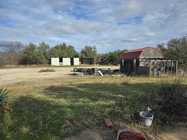 view of yard with an outdoor structure