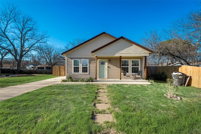 bungalow-style house featuring fence, a front lawn, and a porch