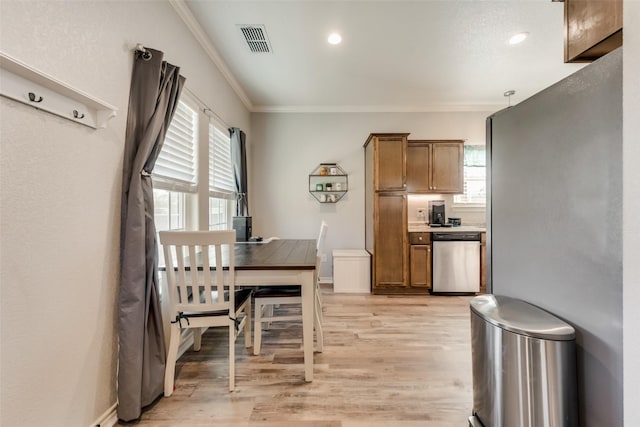 dining space featuring ornamental molding, recessed lighting, visible vents, and light wood-style floors