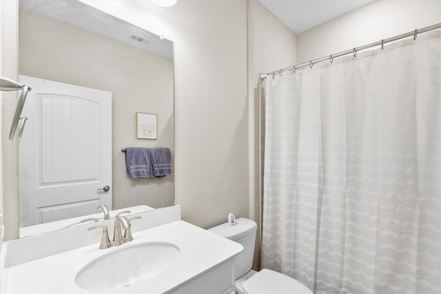 full bathroom featuring vanity, toilet, visible vents, and curtained shower