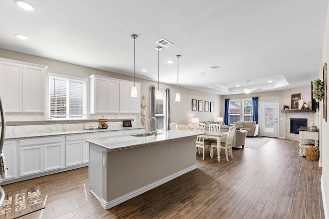 kitchen featuring open floor plan, plenty of natural light, recessed lighting, and a tray ceiling