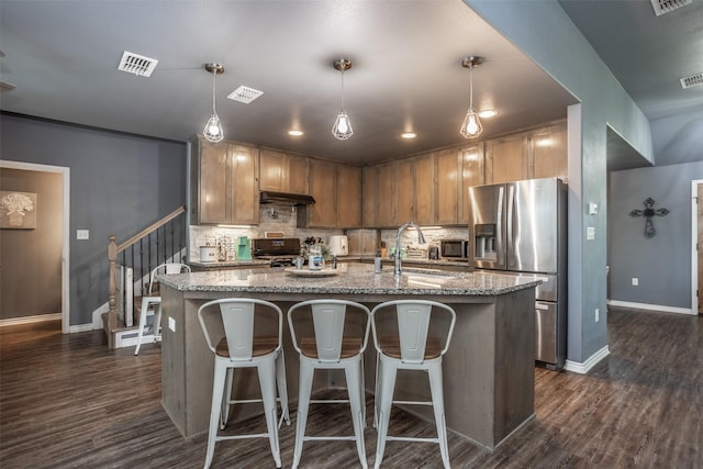 kitchen featuring stainless steel fridge, electric range oven, a sink, baseboards, and visible vents