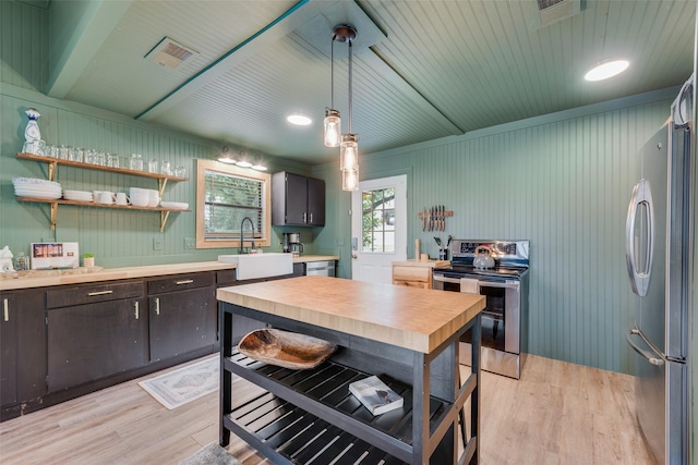 kitchen featuring visible vents, a sink, light countertops, stainless steel appliances, and light wood-style flooring
