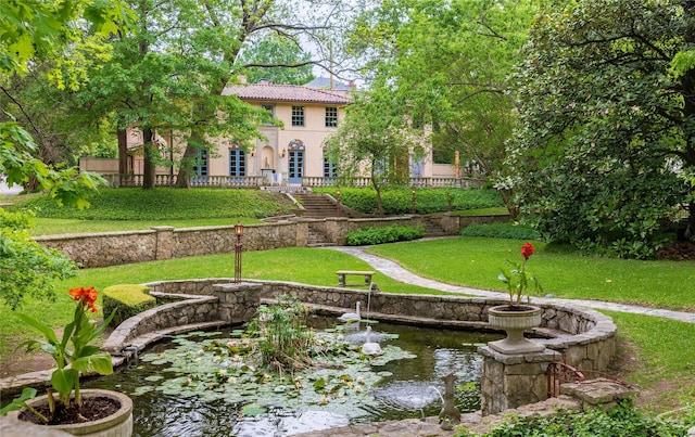 view of property's community featuring a lawn