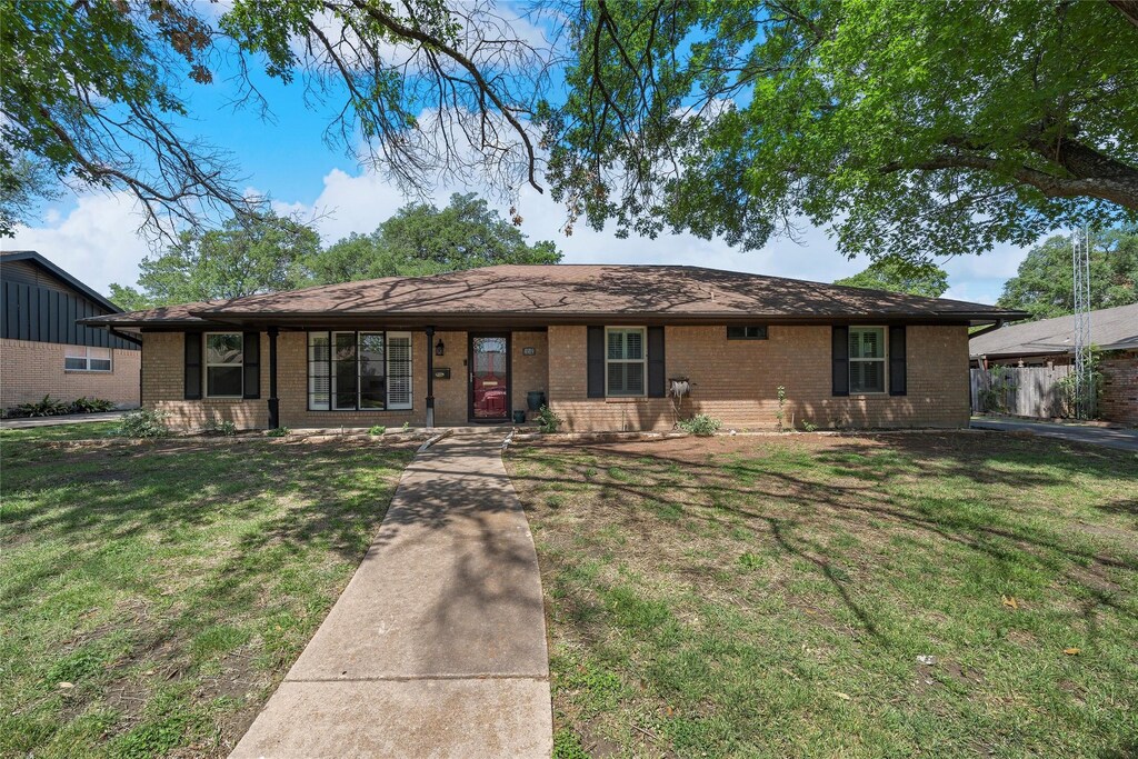 4919 Lake Arrowhead Dr, Waco, TX 76710 - ranch-style home featuring fence, a front yard, and brick siding