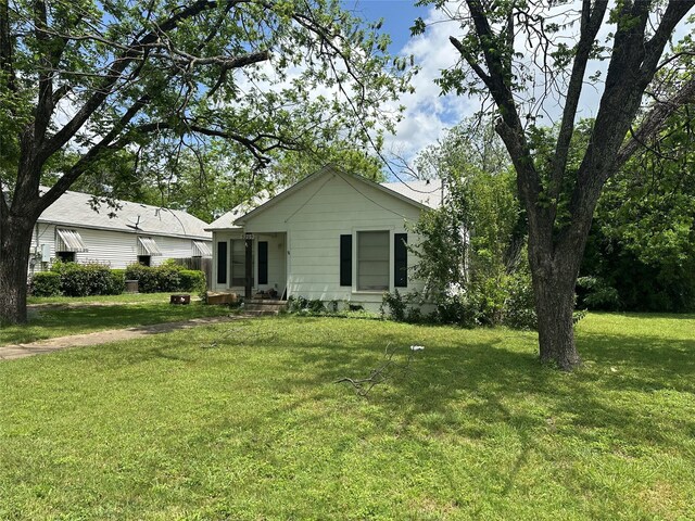 view of front of house featuring a front lawn