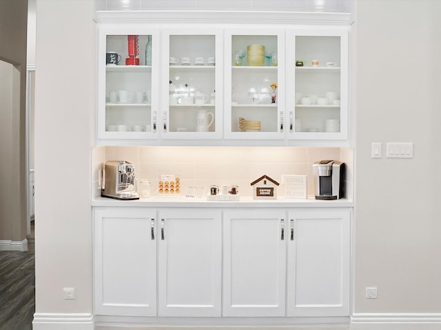 bar featuring backsplash and baseboards