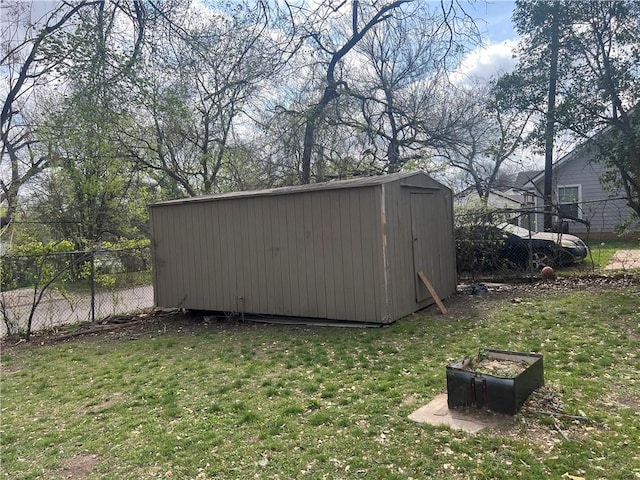view of yard featuring an outdoor structure, a storage shed, and fence