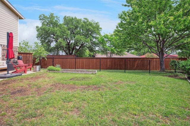 view of yard featuring a fenced backyard